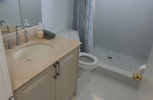 Hollywood Apartment | 5-Minutes to Hard Rock Cafe Guitar! Great Apt Two Bedrooms/Two Baths and Kitchen