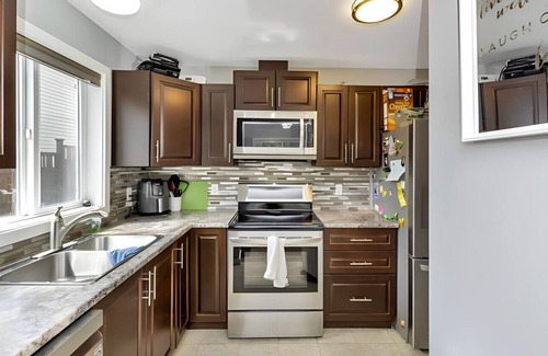 Lake Cowichan House | 5 minutes to Lake Cowichan! Family-sized guestsuite with AC & deck