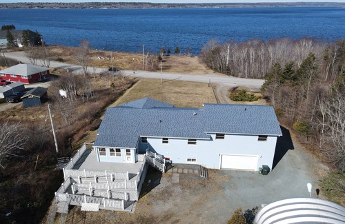 Ragged Island House | 5 minutes to lighthouse sandbar beach! Views and access to harbour!