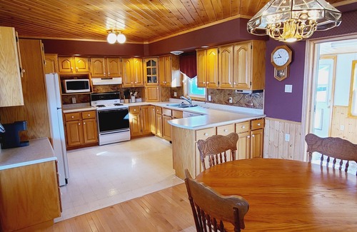Ragged Island House | 5 minutes to lighthouse sandbar beach! Views and access to harbour!