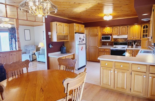 Ragged Island House | 5 minutes to lighthouse sandbar beach! Views and access to harbour!