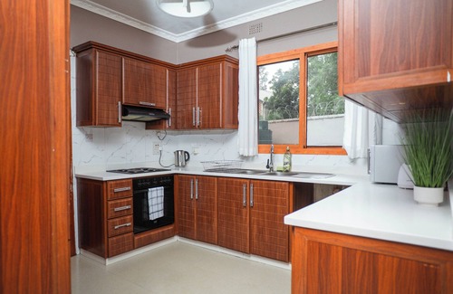 Lusaka House | 5 minutes to Munali Mall! Peaceful bungalow with a pool.