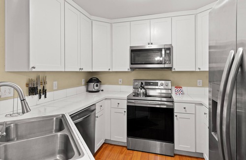 Lake Stevens Condo | 5 minutes to the restaurants , shopping center and Lake!