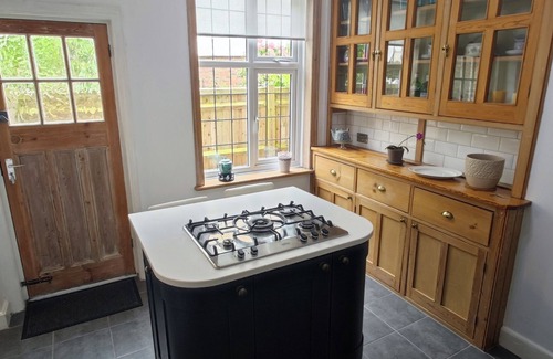 Worthing House | 5 minutes walk to beach located in a quiet neighbourhood
