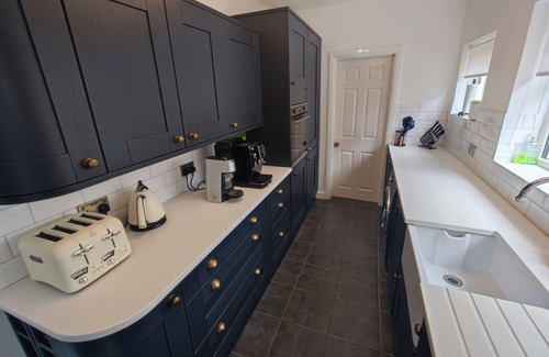 Worthing House | 5 minutes walk to beach located in a quiet neighbourhood