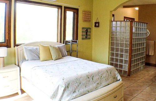 Isla de Utila House | 5 O'Clock Somewhere 3 bedroom Ocean Front Home -