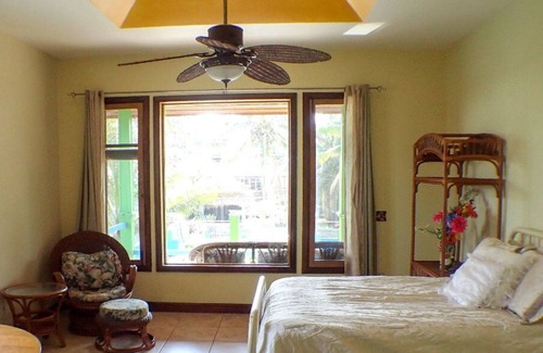 Isla de Utila House | 5 O'Clock Somewhere 3 bedroom Ocean Front Home -