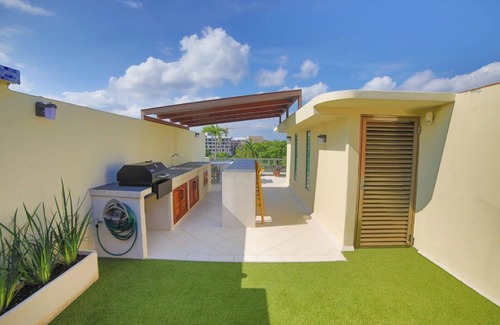 Gonzalo Guerrero Condo | 5⭐ Penthouse Private Rooftop & 1 Block to Beach!