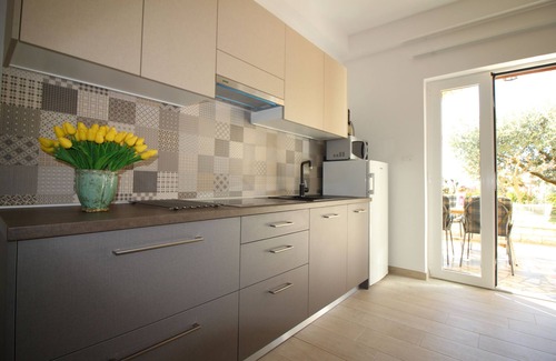 Porec Apartment | 5 persons, near the sea and city center, with barbecue and private parking