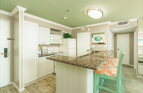 Galveston Condo | 5★ Resort w/heated pool & hot tub! 15th floor beach views. Fine dining & more!