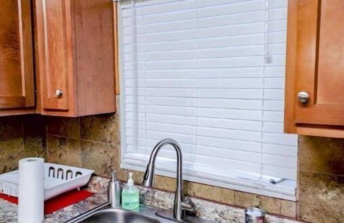 Bearss Plaza House | 5 Rooms Great Location Red Haven Retreat