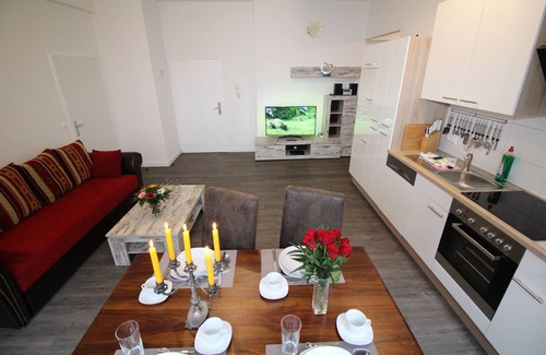 Tempelhof Apartment | 5 rooms, up to 11 persons, luxuriously furnished, "Iris5"