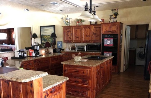 New Ulm Other | 5-star property 1 hr W of Katy, 30 min to Round Top, near The Vine Wedding Venue