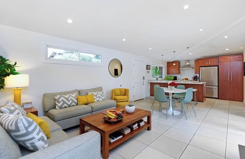 La Jolla Shores Cottage | 5 Star Reviews! La Jolla Shores' Immaculate Mid-Century Cottage, Steps to Beach!