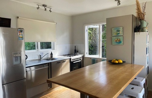 Oneroa House | 5 star views and location