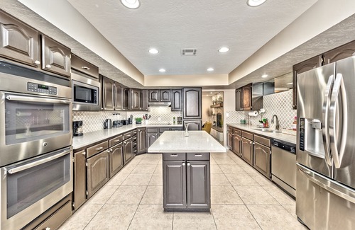 Enterprise Villa | 5 stars Villa! Modern! Central! Big Pool & Back Yard! Enjoy.