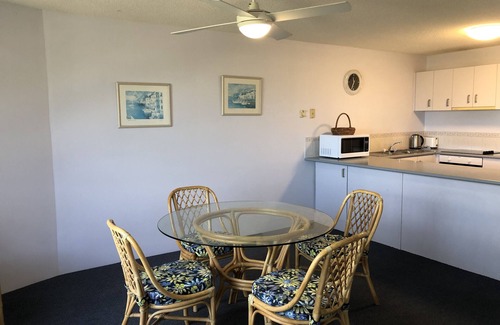 Maroochydore Apartment | 5 Surfcomber on the Beach - directly opposite Beach and Surfclub
