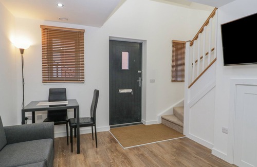 Glastonbury Apartment | 5 THE VAULTS, romantic, character holiday cottage in Glastonbury