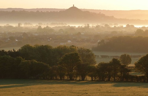 Glastonbury Apartment | 5 THE VAULTS, romantic, character holiday cottage in Glastonbury