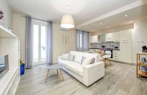 Desenzano del Garda City Centre Apartment | 50 meters from the lake, in the historic center with a terrace. Stella House