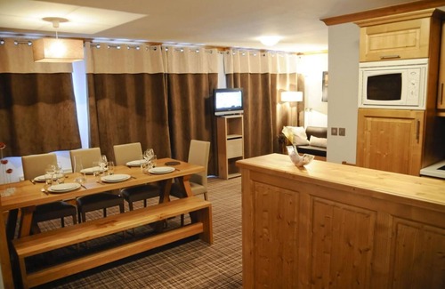 La Toussuire Apartment | 50m from ski slopes, swimming pool, sauna, hammam, terrace, balcony, tv, ski locker, 41-49m²