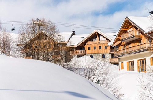 La Toussuire Apartment | 50m from ski slopes, swimming pool, sauna, hammam, terrace, balcony, tv, ski locker, 41-49m²