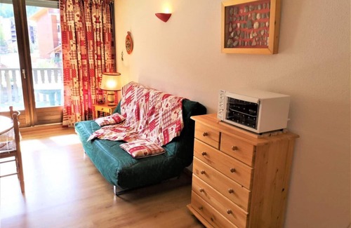 La Joue du Loup Apartment | 50m from resort center, 3rd floor, balcony, tv, ski locker, 25m², La Joue du Loup