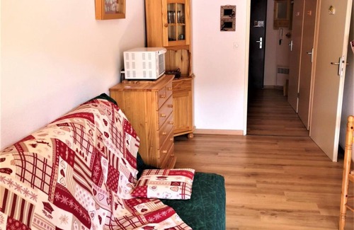 La Joue du Loup Apartment | 50m from resort center, 3rd floor, balcony, tv, ski locker, 25m², La Joue du Loup