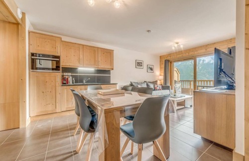 Champagny-en-Vanoise Apartment | 50m from ski slopes, 9th floor, balcony, parking, tv, ski locker, 52m², Champagny-en-Vanoise