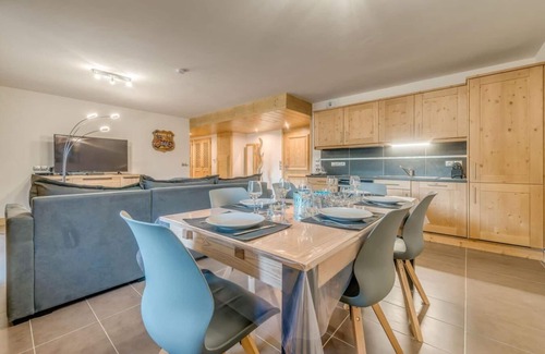 Champagny-en-Vanoise Apartment | 50m from ski slopes, 7th floor, balcony, parking, tv, ski locker, 91m², Champagny-en-Vanoise