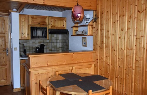 Pralognan-la-Vanoise Apartment | 50m from ski slopes, 1st floor, balcony, tv, ski locker, 27m², Pralognan-la-Vanoise