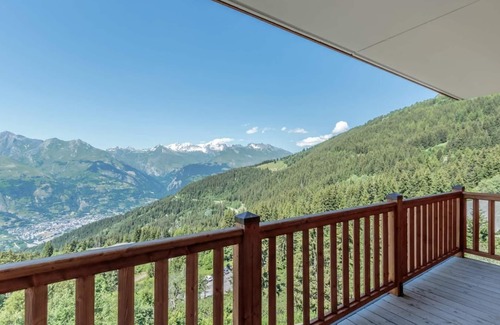 Arc-1800 Apartment | 50m from ski slopes, 3rd floor, view valley, swimming pool, balcony, parking, tv, ski locker, 70m²