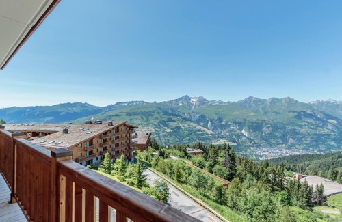 Arc-1800 Apartment | 50m from ski slopes, 3rd floor, view valley, swimming pool, balcony, parking, tv, ski locker, 70m²