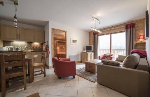 Arc-1800 Apartment | 50m from ski slopes, 2nd floor, view mountain, swimming pool, balcony, parking, tv, ski locker, 55m²