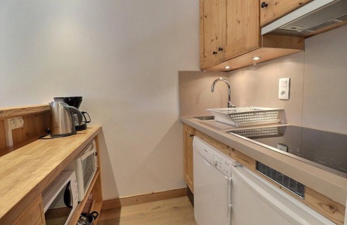 Meribel-Mottaret Apartment | 50m from ski slopes, 1st floor, balcony, fireplace or stove, 45m², Méribel-Mottaret