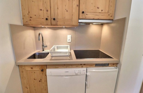 Meribel-Mottaret Apartment | 50m from ski slopes, 1st floor, balcony, fireplace or stove, 45m², Méribel-Mottaret