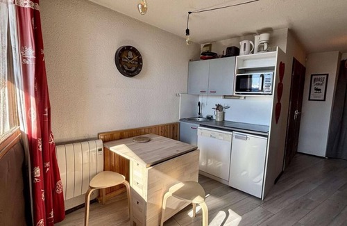Eclose-Est Apartment | 50m from ski slopes, 1st floor, tv, ski locker, 27m², Alpe d'Huez