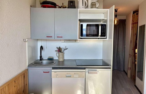 Eclose-Est Apartment | 50m from ski slopes, 1st floor, tv, ski locker, 27m², Alpe d'Huez