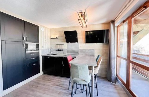 Valloire Apartment | 50m from ski slopes, 2nd floor, swimming pool, sauna, hammam, tv, ski locker, 30m², Valloire