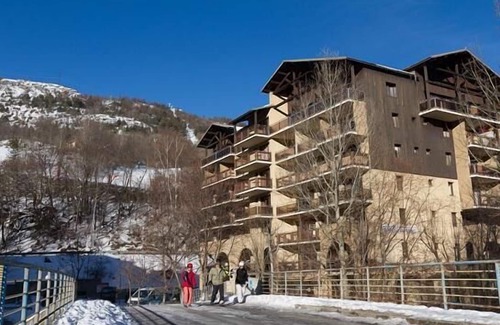 Briancon Apartment | 50m from ski slopes, 3rd floor, balcony, tv, ski locker, 40m², Serre Chevalier