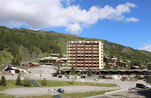 Les Claux Apartment | 50m from ski slopes, 7th floor, view mountain, balcony, parking, tv, ski locker, 50m², Vars