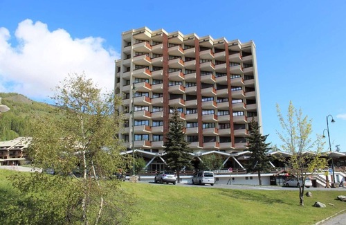 Les Claux Apartment | 50m from ski slopes, 7th floor, view mountain, balcony, parking, tv, ski locker, 50m², Vars
