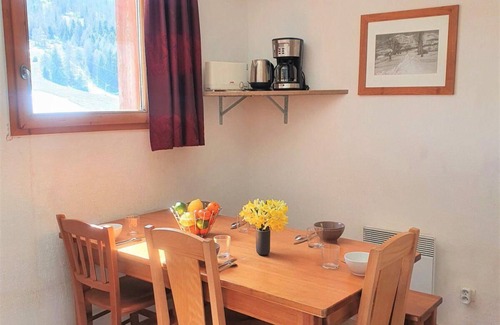 Saint-Etienne-en-Devoluy Apartment | 50m from ski slopes, 5th floor, view mountain, balcony, tv, ski locker, 40m², Superdévoluy