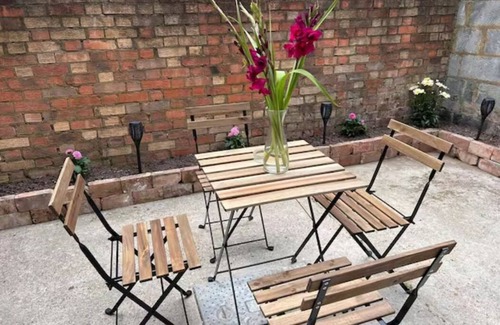 St. Dunstan's Apartment | 51% off. Nice Studio with patio near London Centre. Mile End
