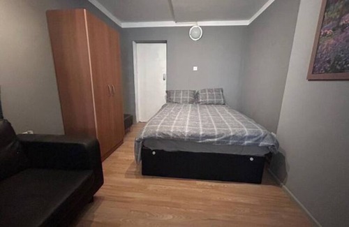St. Dunstan's Apartment | 51% off. Nice Studio with patio near London Centre. Mile End