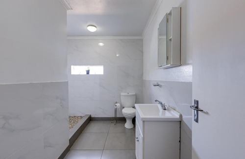 Greater Johannesburg Metropolitan Area Apartment | 51 on York Unit 14 with SHARED bathroom