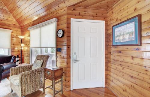 Pelican Bay House | 54 Pelican Bay by AvantStay Steps from Beach Community Pool