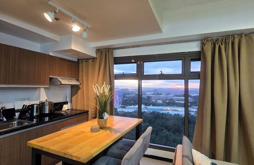 Pasay Condo | 59sq/m Spacious and Safe condo+free parking+Manila Bay Sunset view/WiFi&NetFlx
