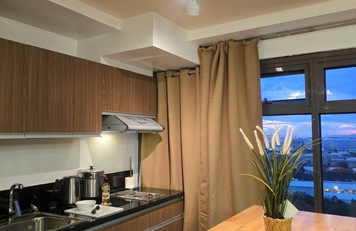 Pasay Condo | 59sq/m Spacious and Safe condo+free parking+Manila Bay Sunset view/WiFi&NetFlx