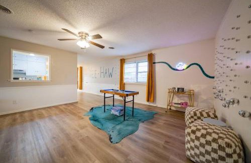Bowie House | 5BD Eclectic Home, Lubbock, BBQ, Downtown 10mins